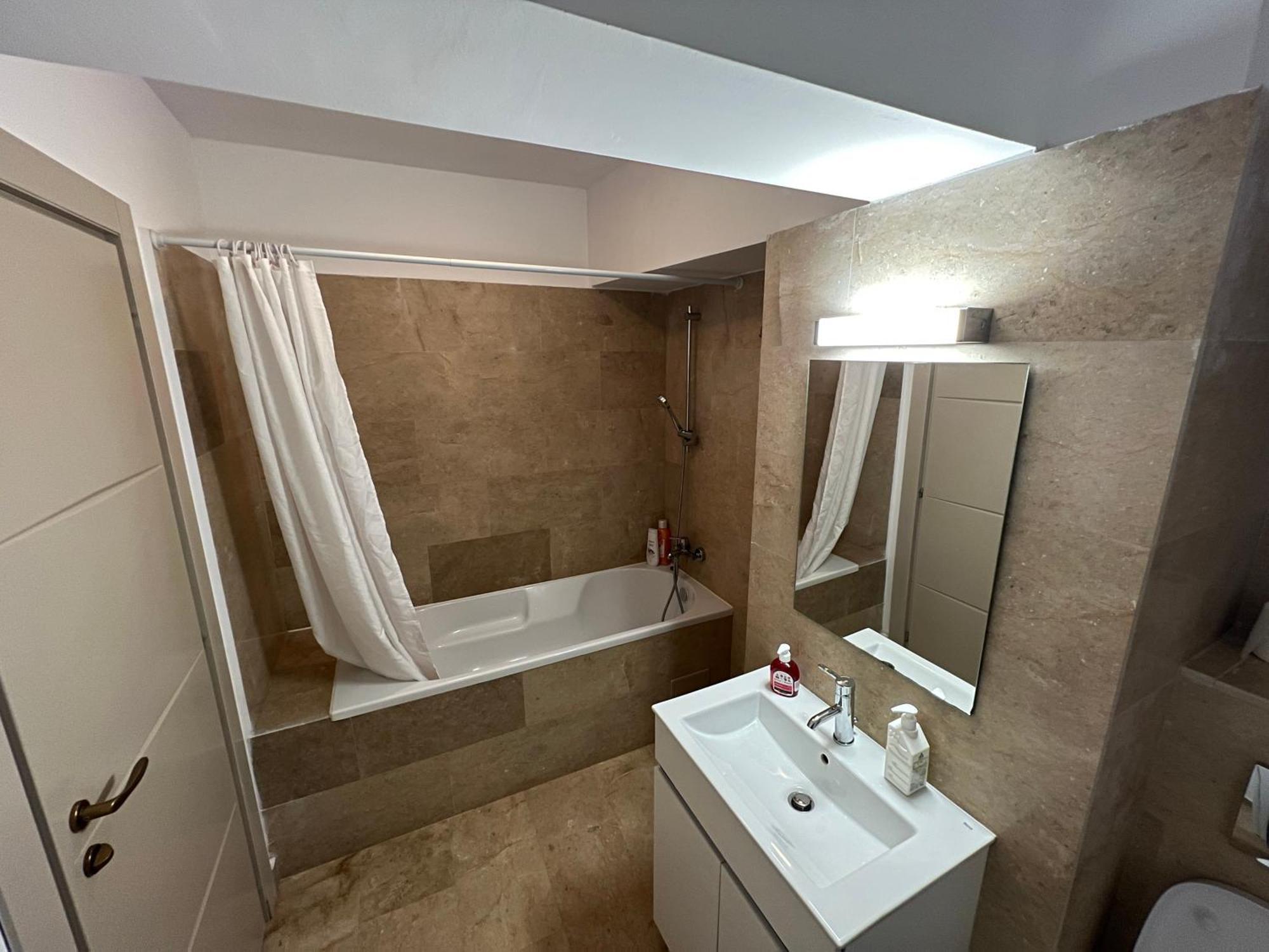 Airport Flyhub Chic Apartment Яссы Экстерьер фото