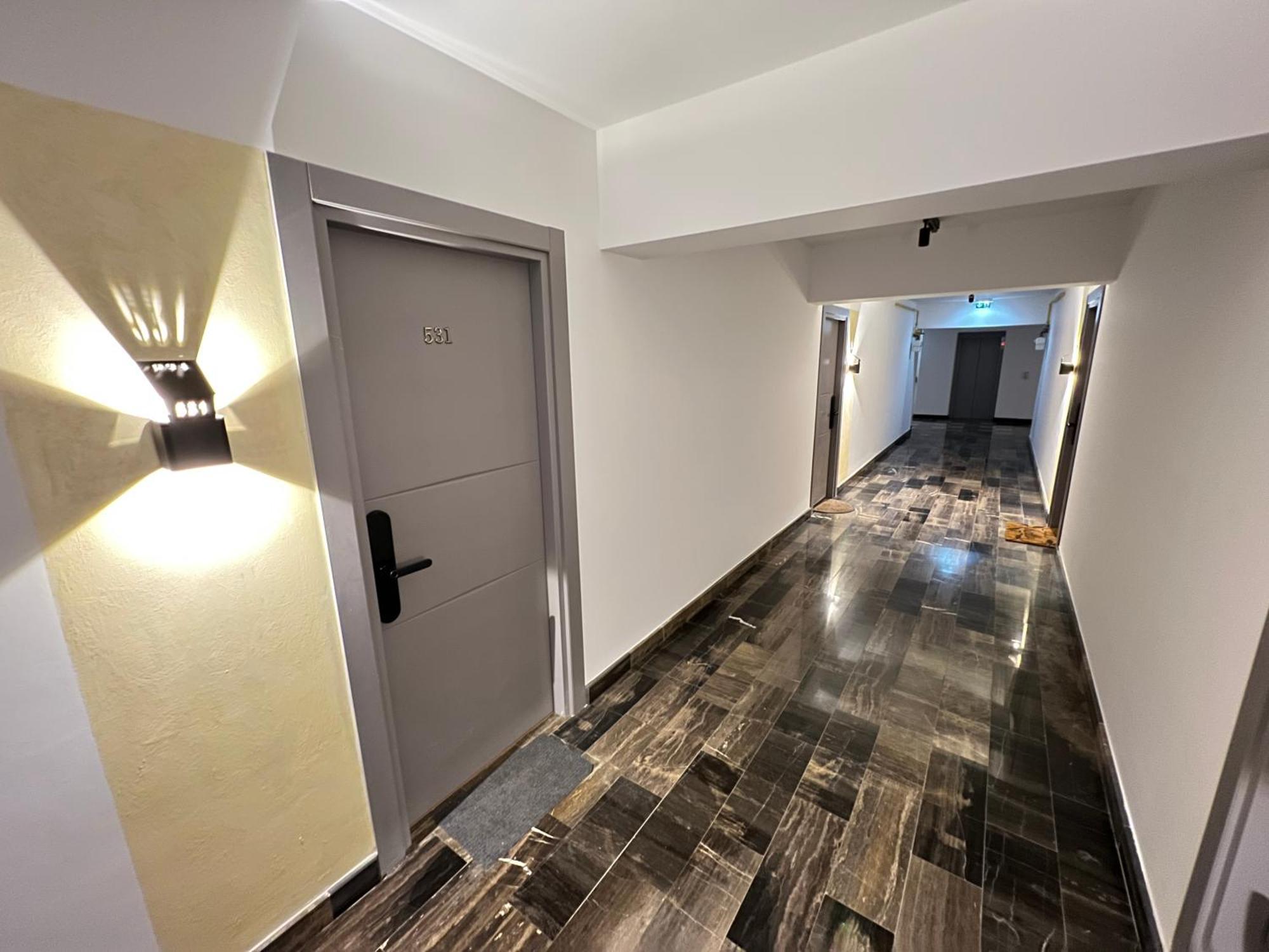 Airport Flyhub Chic Apartment Яссы Экстерьер фото